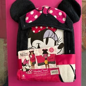 Minnie Mouse Hooded Towel. NWT